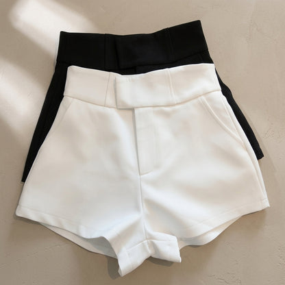 Shorts de tiro alto blancos con cintura negra interior y pinzas frontales