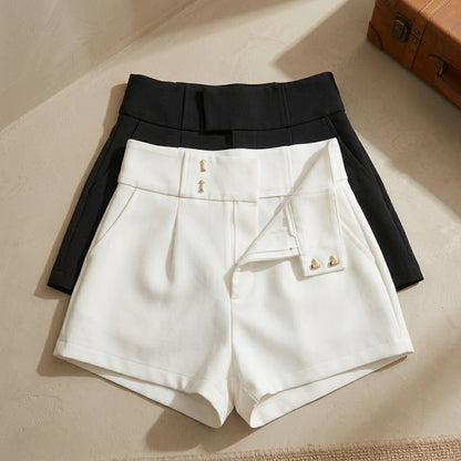 Shorts de tiro alto blancos con cintura negra y cierre dorado frontal