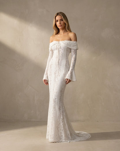 Vestido largo de encaje blanco con escote bardot y mangas largas abullonadas