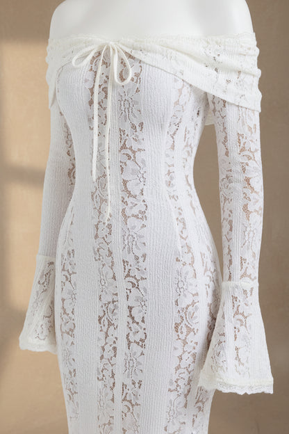 Vestido de encaje blanco con espalda fruncida y lazada en el escote