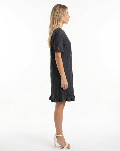 Vestido denim negro tipo camisa con cuello, botones y dobladillo fruncido