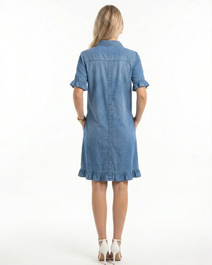 Vestido denim azul con botones, vista trasera y falda con volantes en el bajo
