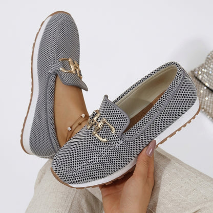 Sneaker estilo mocasín gris de malla con detalle de cordones