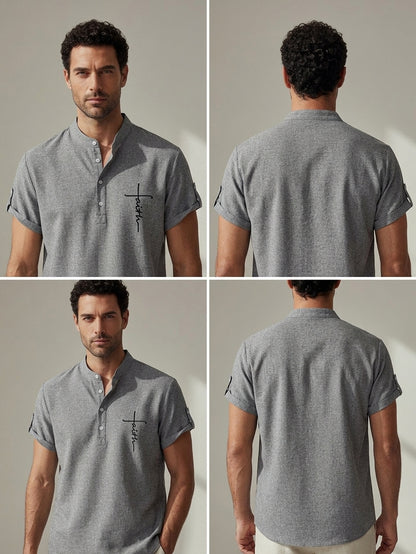 Camiseta con cuello mao gris jaspeado, botones al frente y estampado cruz.