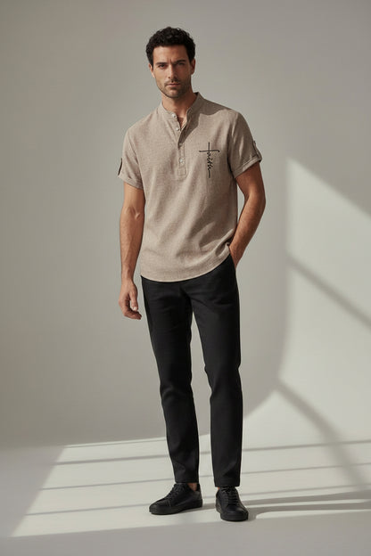 Camiseta FAITH de cuello mao beige, logo bordado y botones al frente