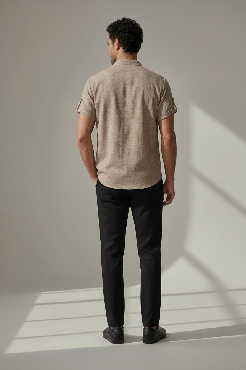 Camiseta de cuello mao beige, vista trasera