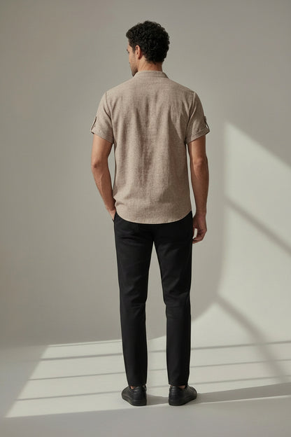 Camiseta de cuello mao beige, vista trasera