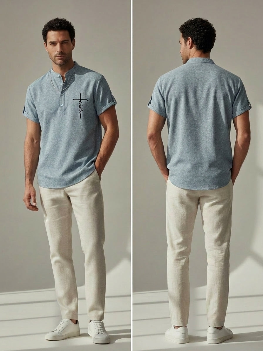 Camiseta tipo polo de cuello mao azul claro, manga corta; vista con el respaldo descubierto
