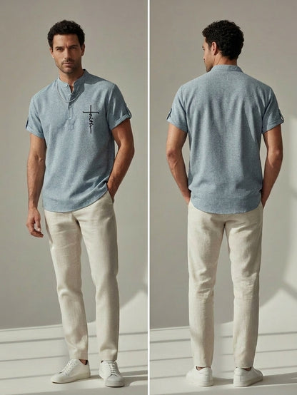 Camiseta tipo polo de cuello mao azul claro, manga corta; vista con el respaldo descubierto