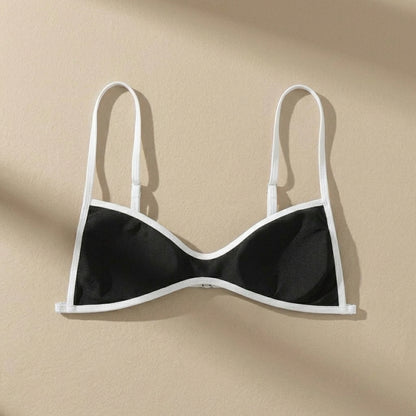 Bralette negro con escote en V, ribete blanco y tirantes ajustables