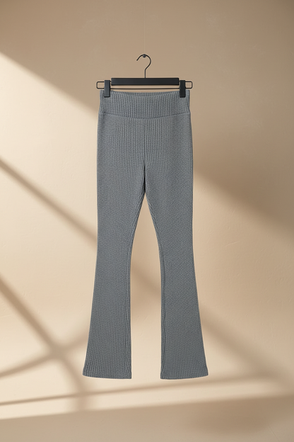 Legging acanalado acampanado gris en percha, tiro alto y bota acampanada