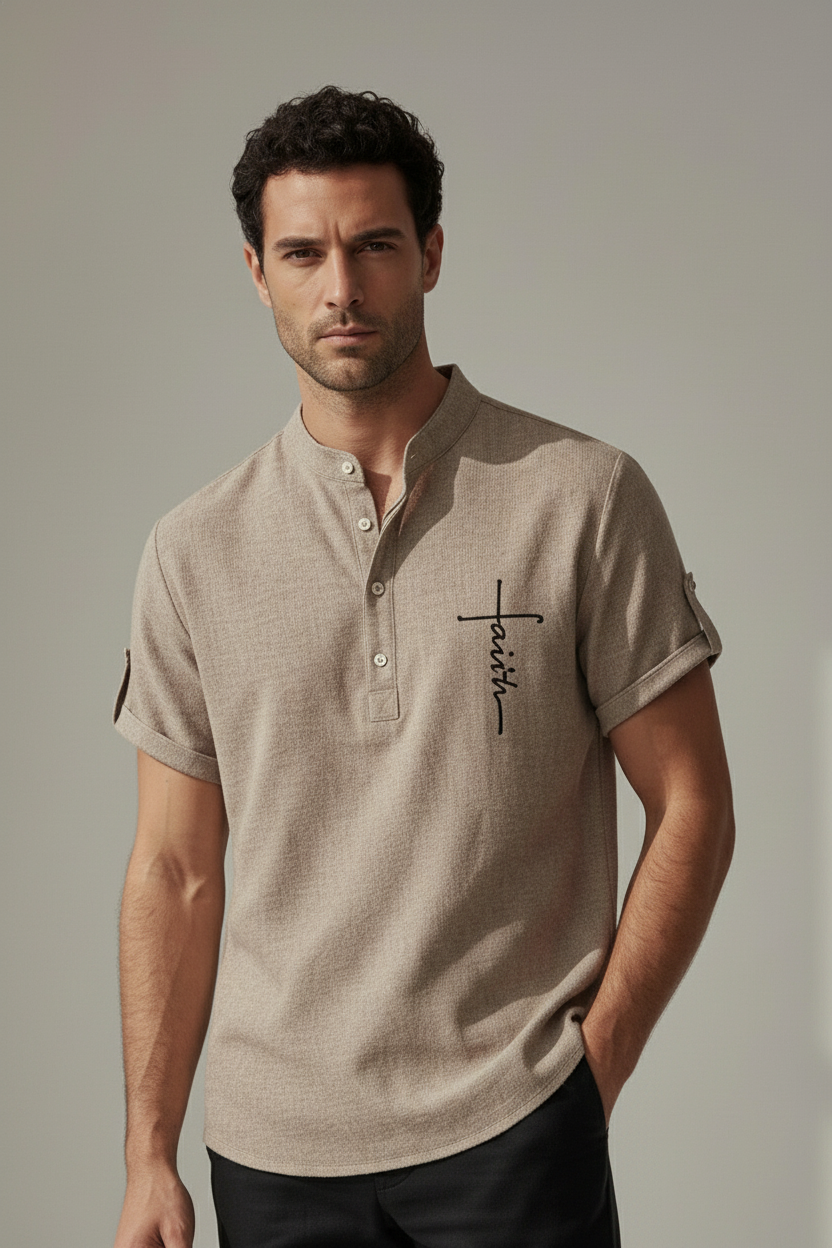 Camiseta de cuello mao beige, logo bordado al pecho y tapeta de botones