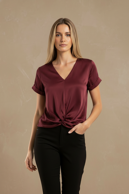 Blusa twist burdeos de cuello en V y mangas cortas, detalle de nudo frontal.