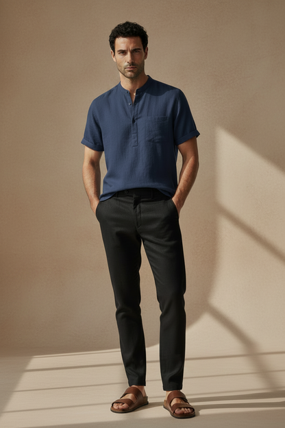 Camisa de lino azul marino de ajuste relajado, cuello camisero y bolsillo en el pecho