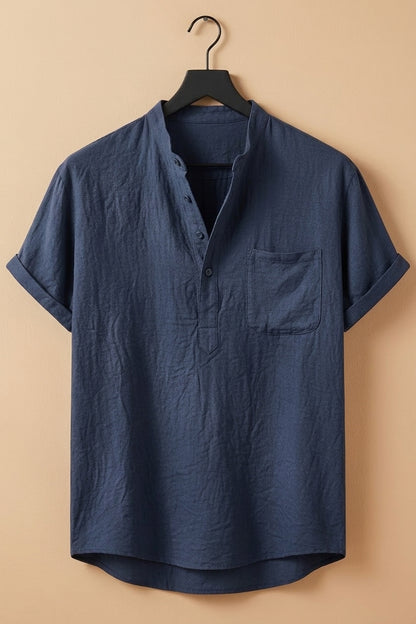 Camisa de lino azul marino con cuello camisero, tapeta de botones y bolsillo frontal