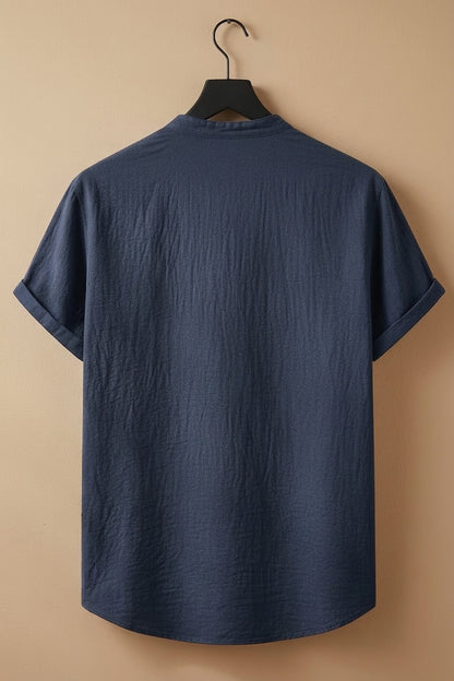 Camisa de lino azul marino con espalda lisa, manga corta y tapeta de botones