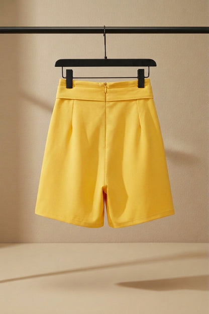 Bermuda regular fit amarilla con cinturilla y pinzas