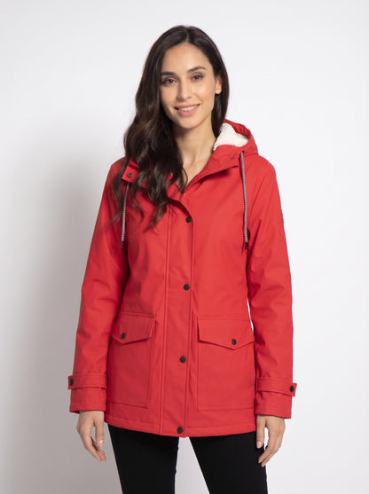 Chaqueta con capucha roja, cierre frontal con botones y bolsillos laterales.