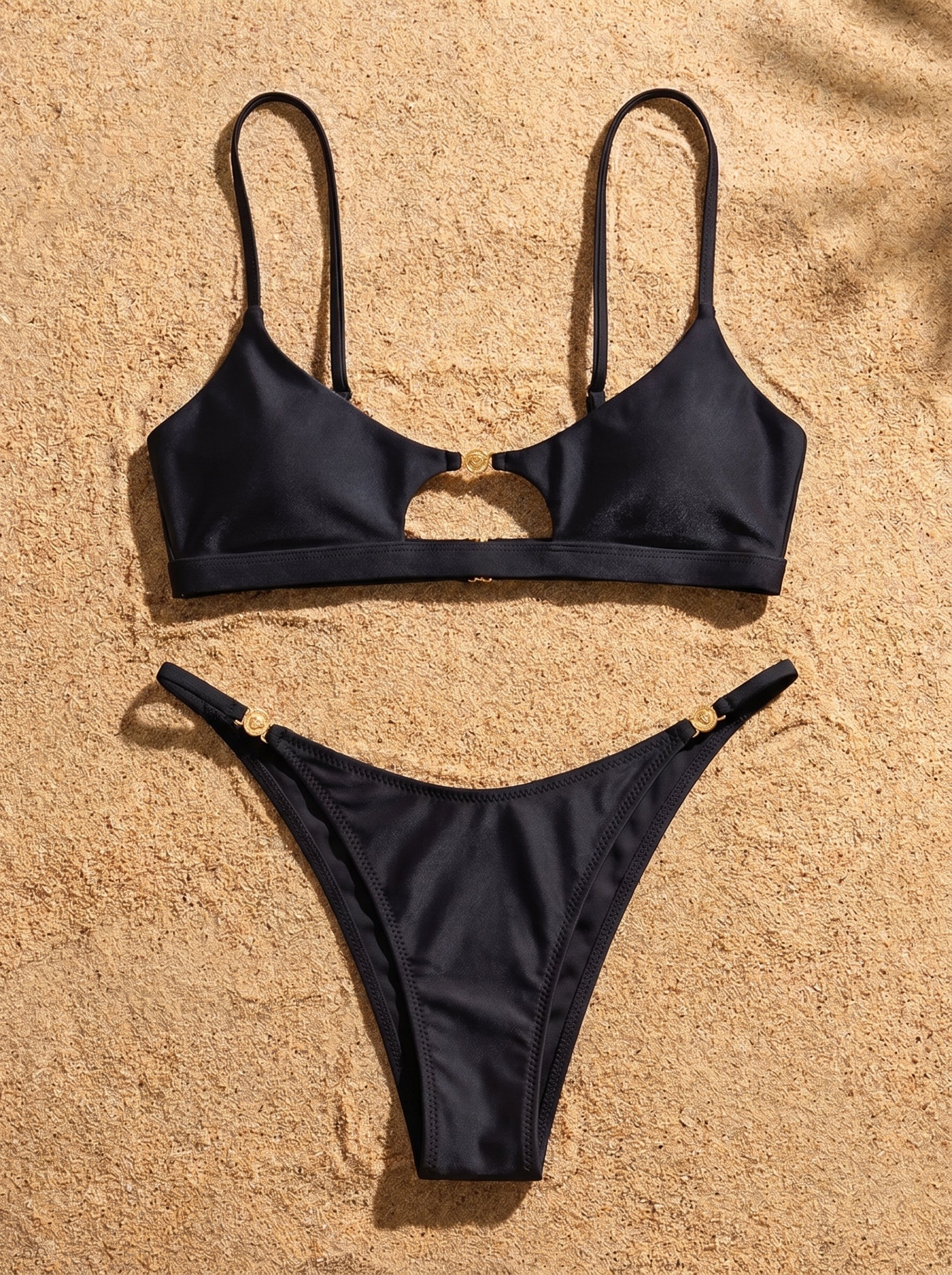 Conjunto de bikini negro con top bralette y braguita con tiras ajustables laterales