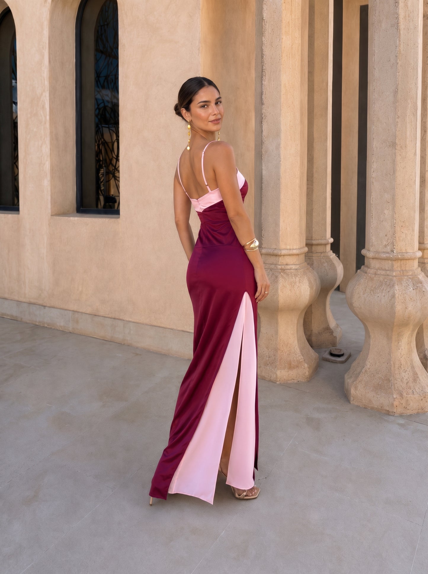 Vestido largo satinado granate con escote cruzado y abertura con panel claro