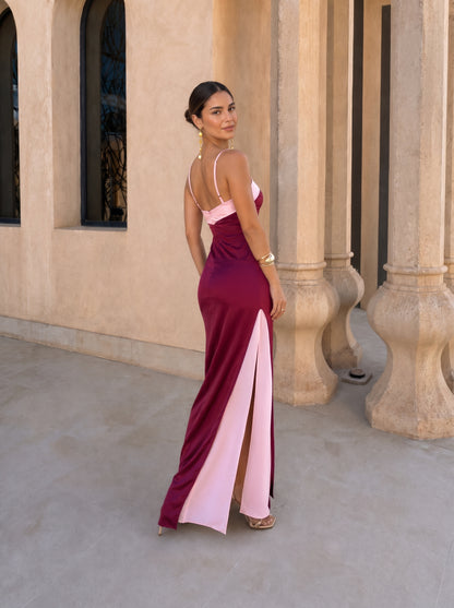 Vestido largo satinado granate con escote cruzado y abertura con panel claro