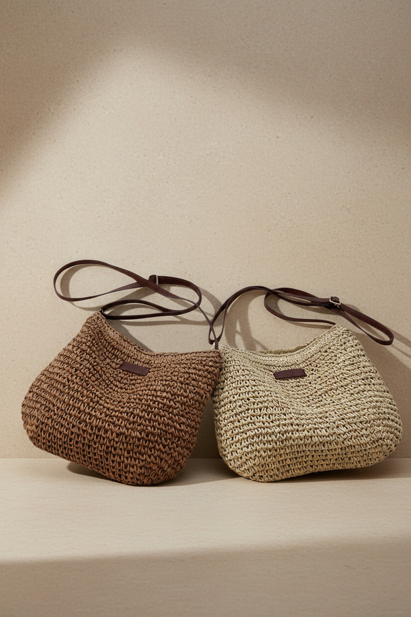 Bolso tejido marrón y beige con asas de cordón y etiqueta frontal oscura