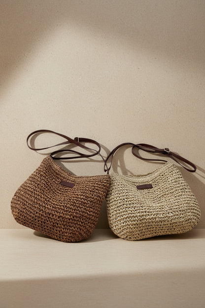 Bolso tejido marrón y beige con asas de cordón y etiqueta frontal oscura