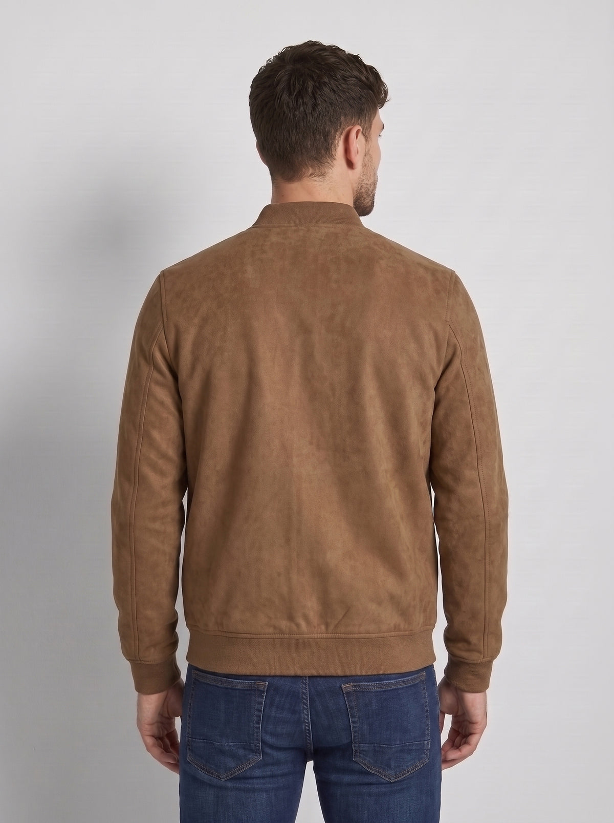 Cazadora efecto ante camel tipo bomber, con cuello alto y puños elásticos.