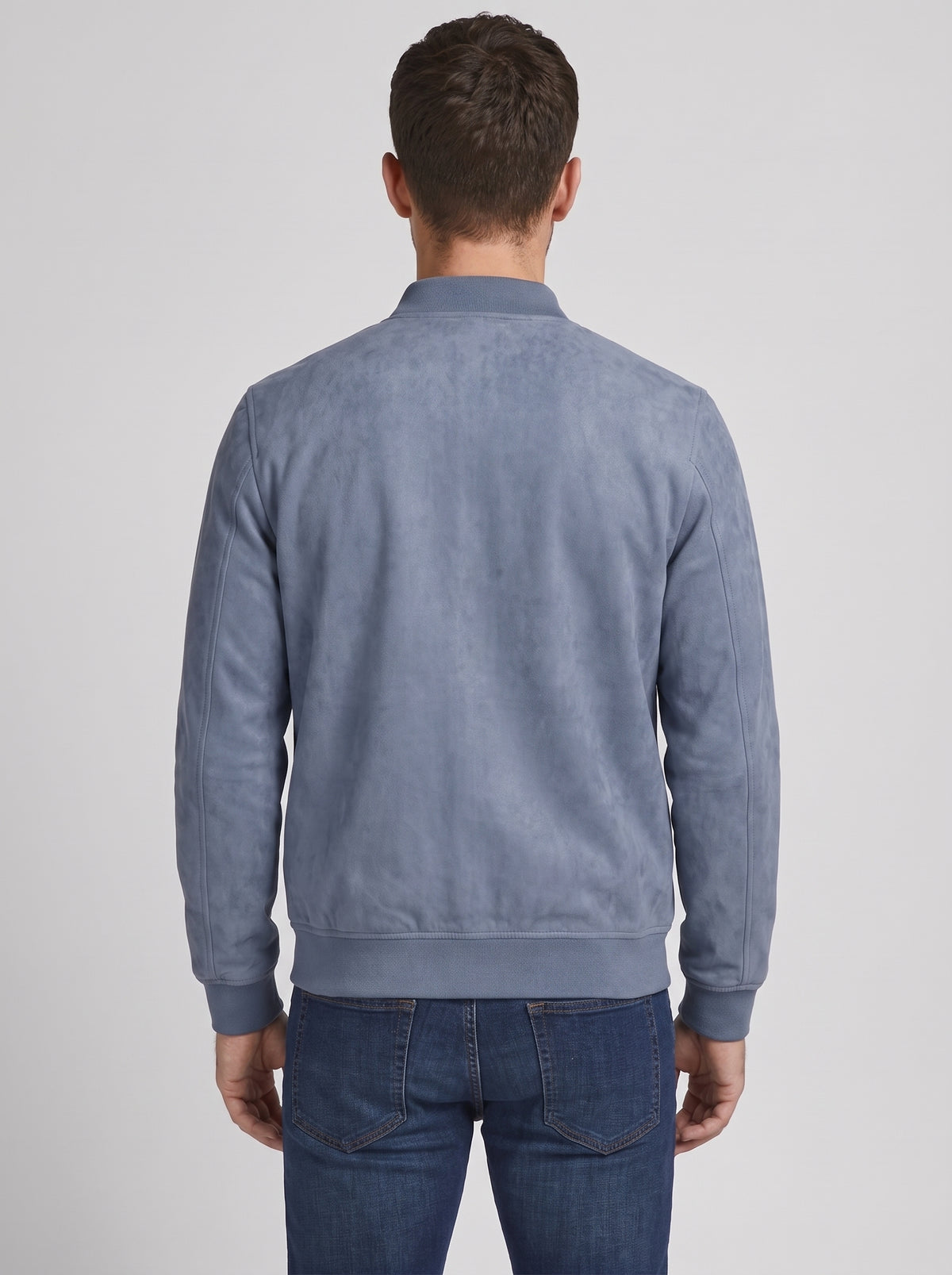 Cazadora efecto ante azul, tipo bomber, con cuello alto y puños elásticos.