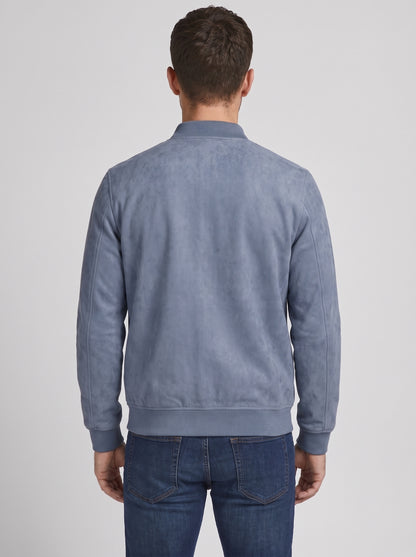 Cazadora efecto ante azul, tipo bomber, con cuello alto y puños elásticos.