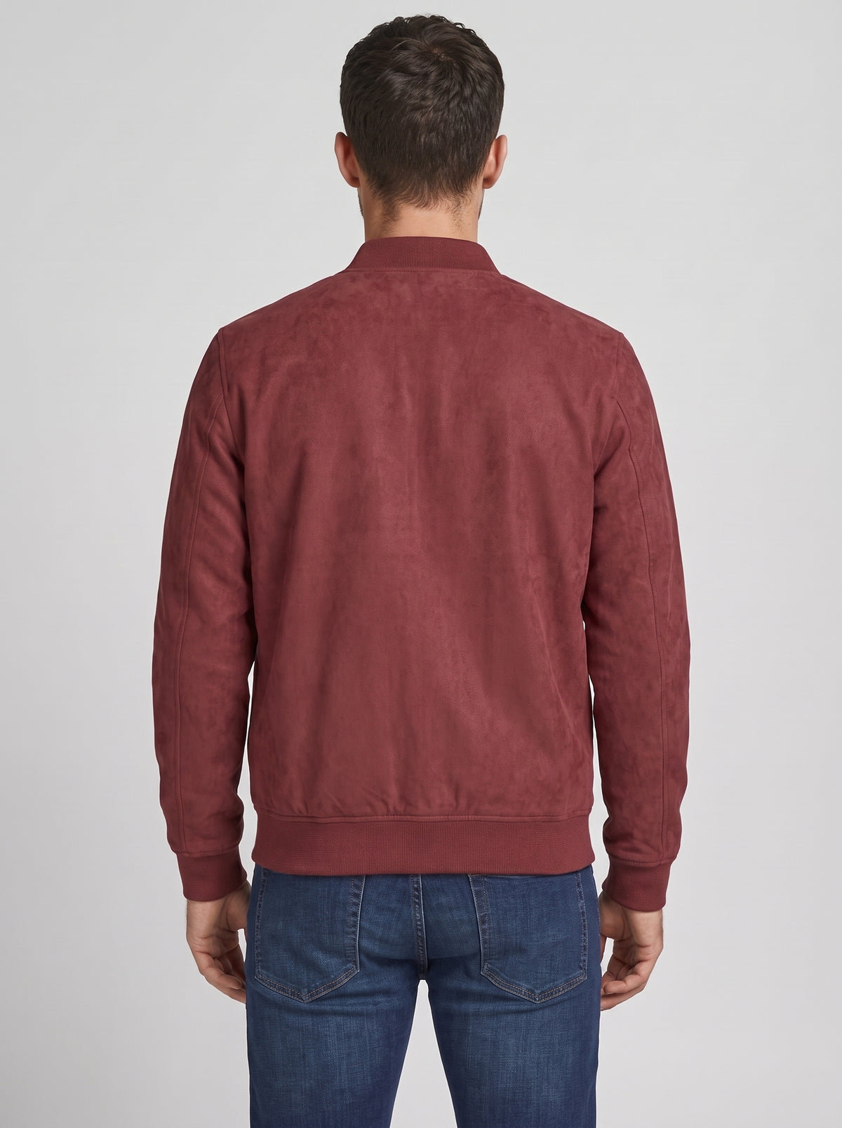 Cazadora efecto ante tipo bomber roja, con cuello alto y puños elásticos.