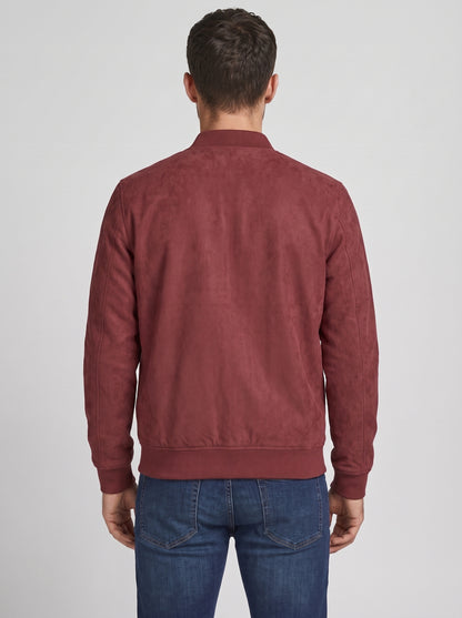 Cazadora efecto ante tipo bomber roja, con cuello alto y puños elásticos.