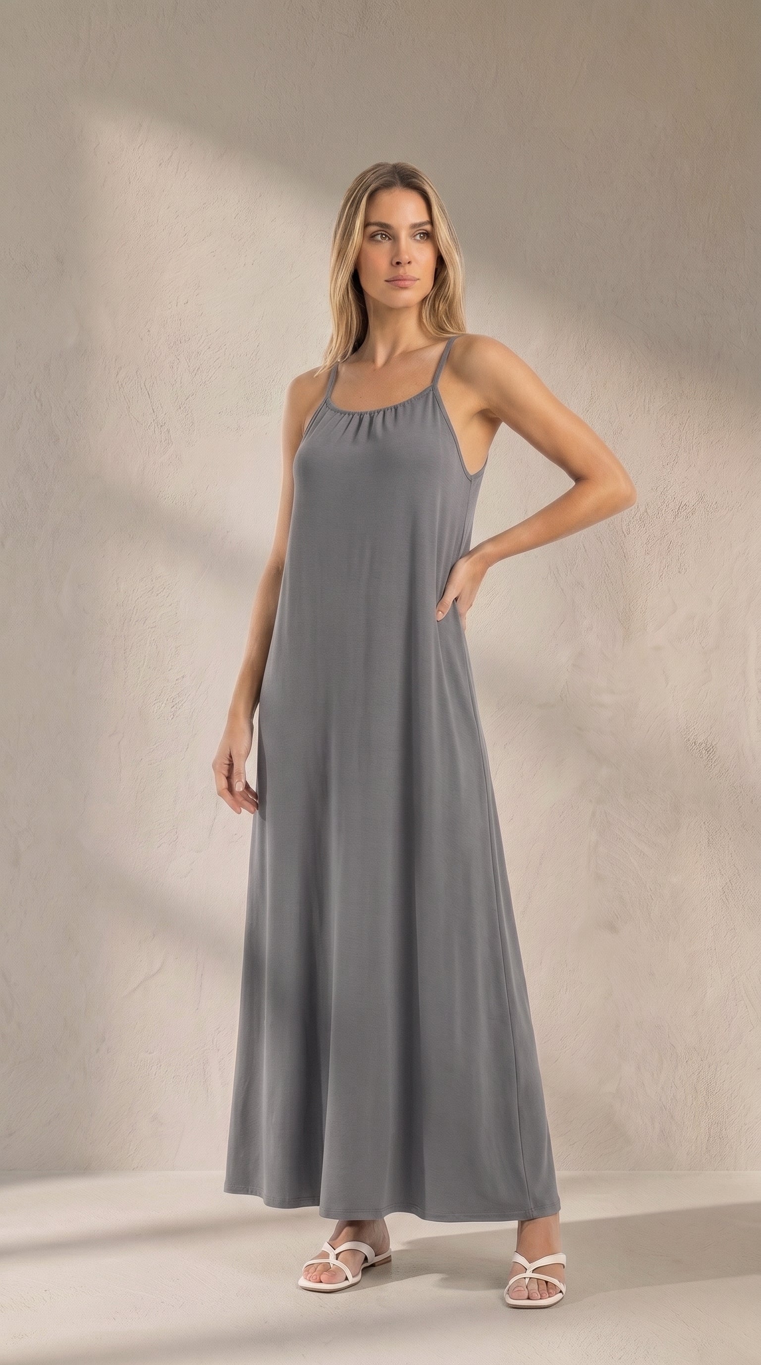 Vestido largo de tirantes gris, escote redondo, caída amplia