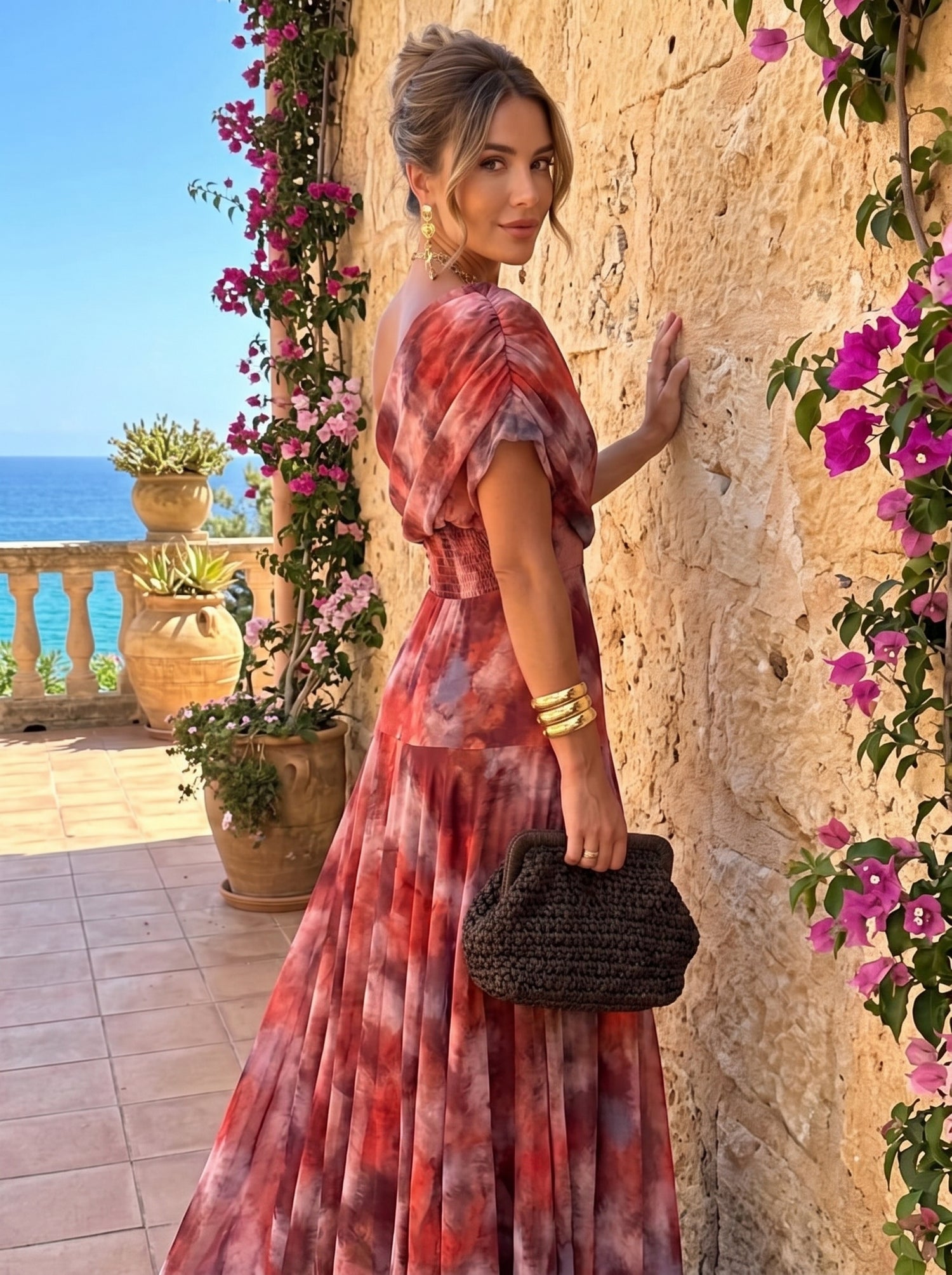 Vestido largo asimétrico de un hombro, estampado rojo y burdeos, con bolso negro