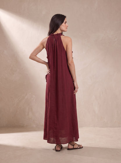 Vestido largo sin mangas burdeos, escote alto con espalda descubierta y caída fluida