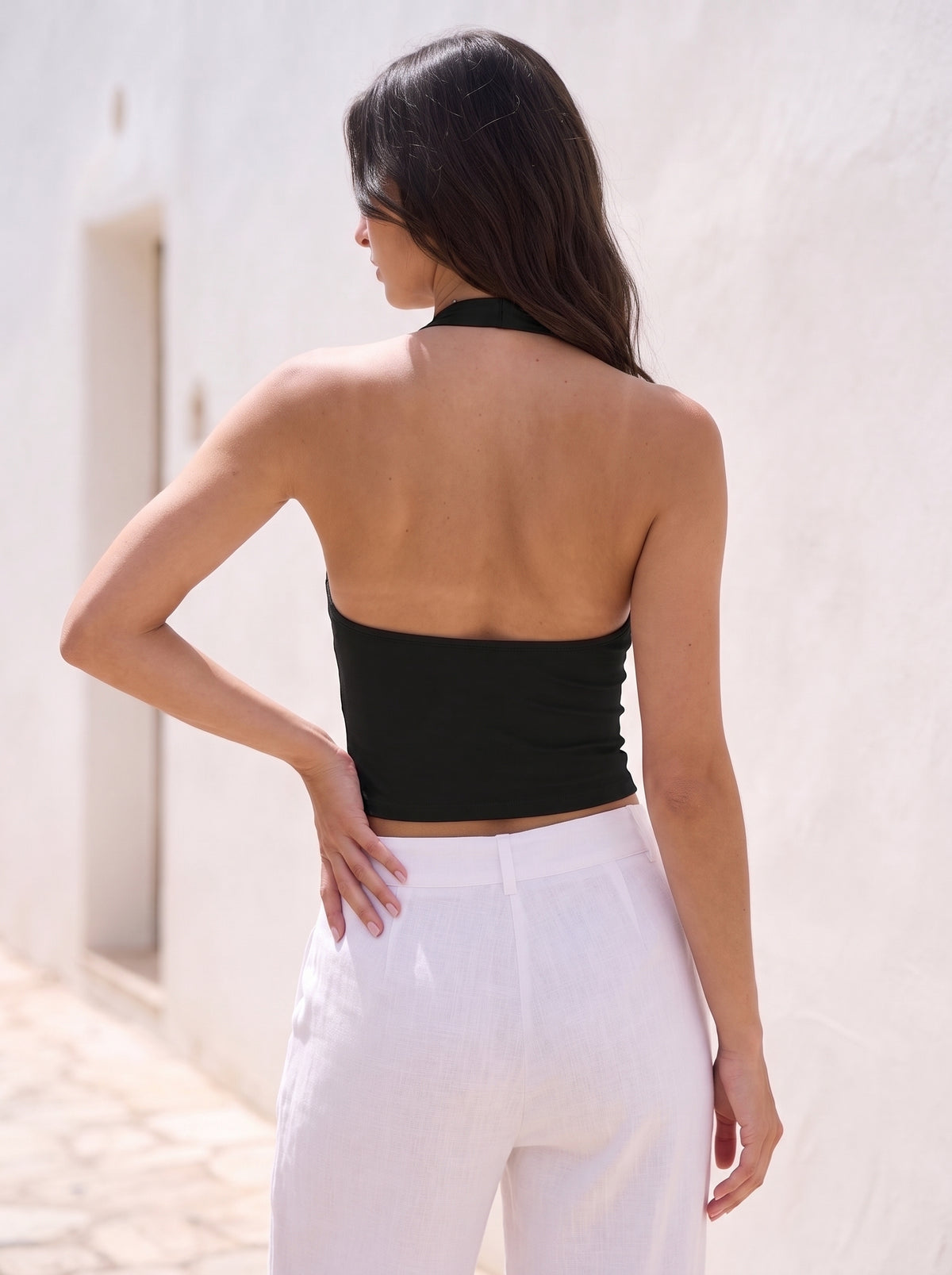 Top halter negro con espalda descubierta y escote V, sin mangas, tipo crop