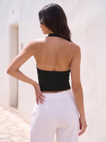 Top halter negro con espalda descubierta y escote V, sin mangas, tipo crop