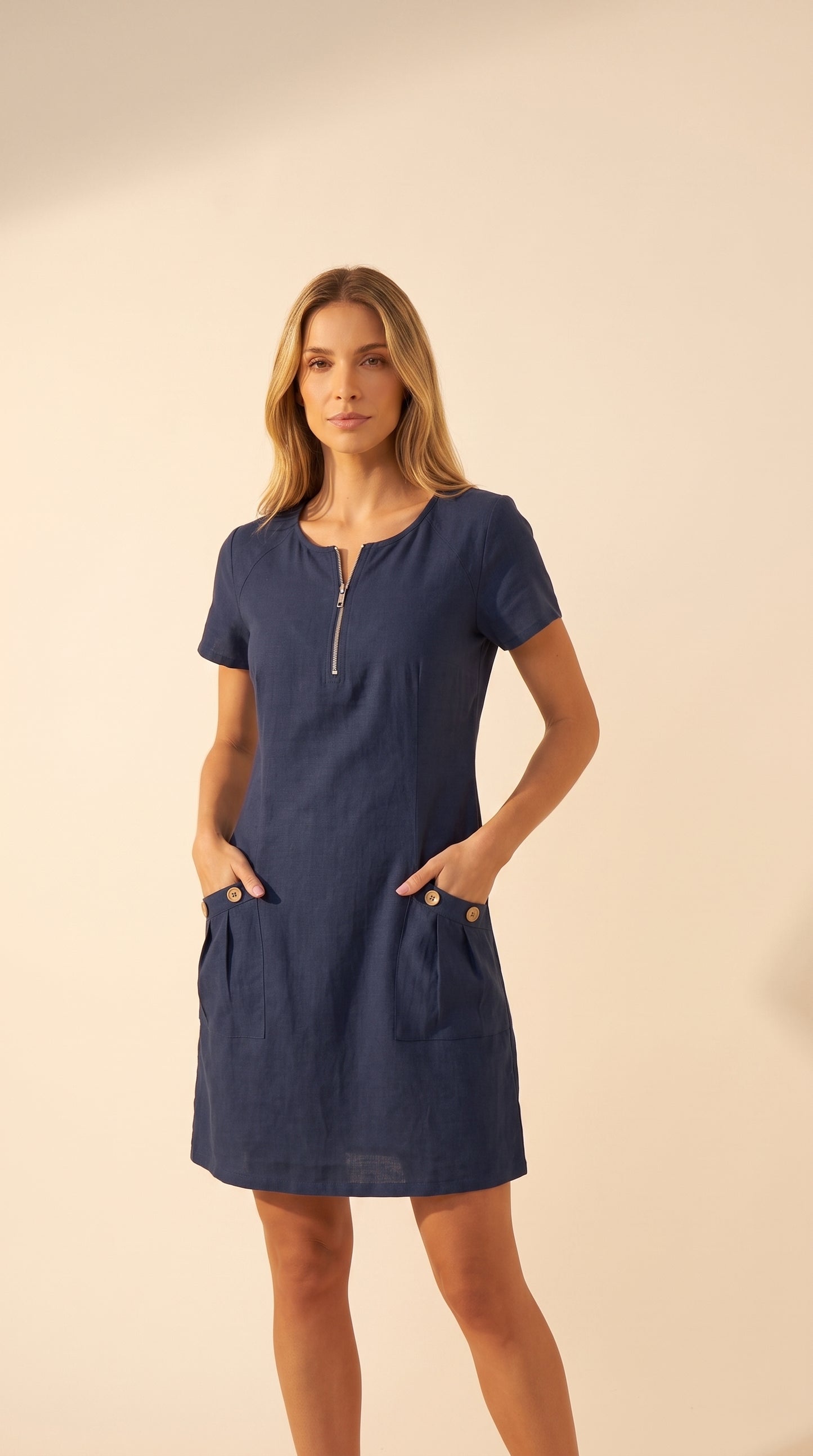 Vestido midi azul oscuro, manga corta, cremallera frontal y bolsillos laterales