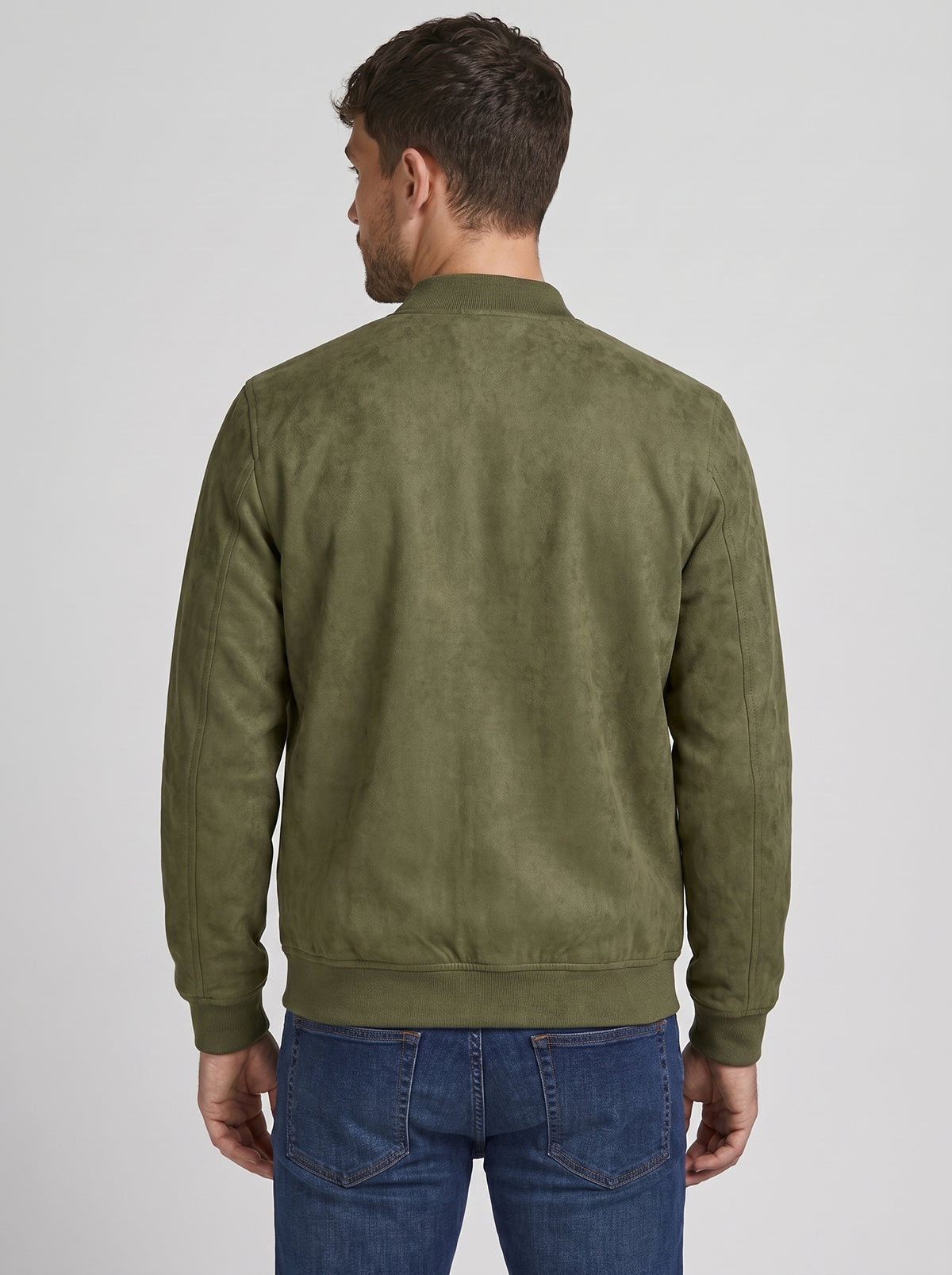 Cazadora efecto ante verde militar, vista trasera con puños y dobladillo elástico.