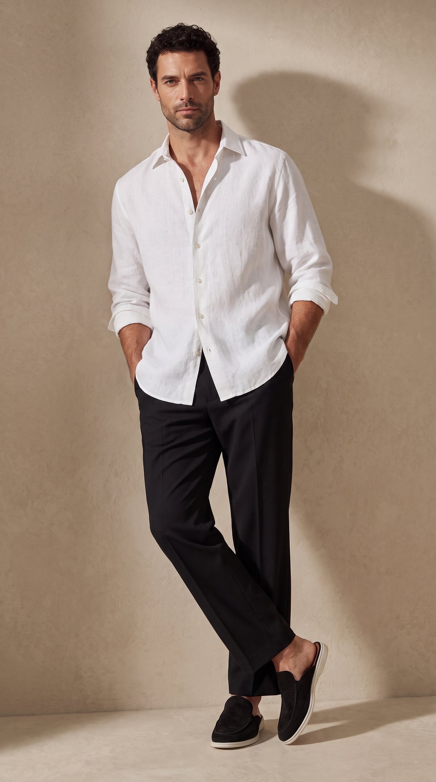 Mocasín mule de ante negro con suela blanca, usado con pantalón oscuro