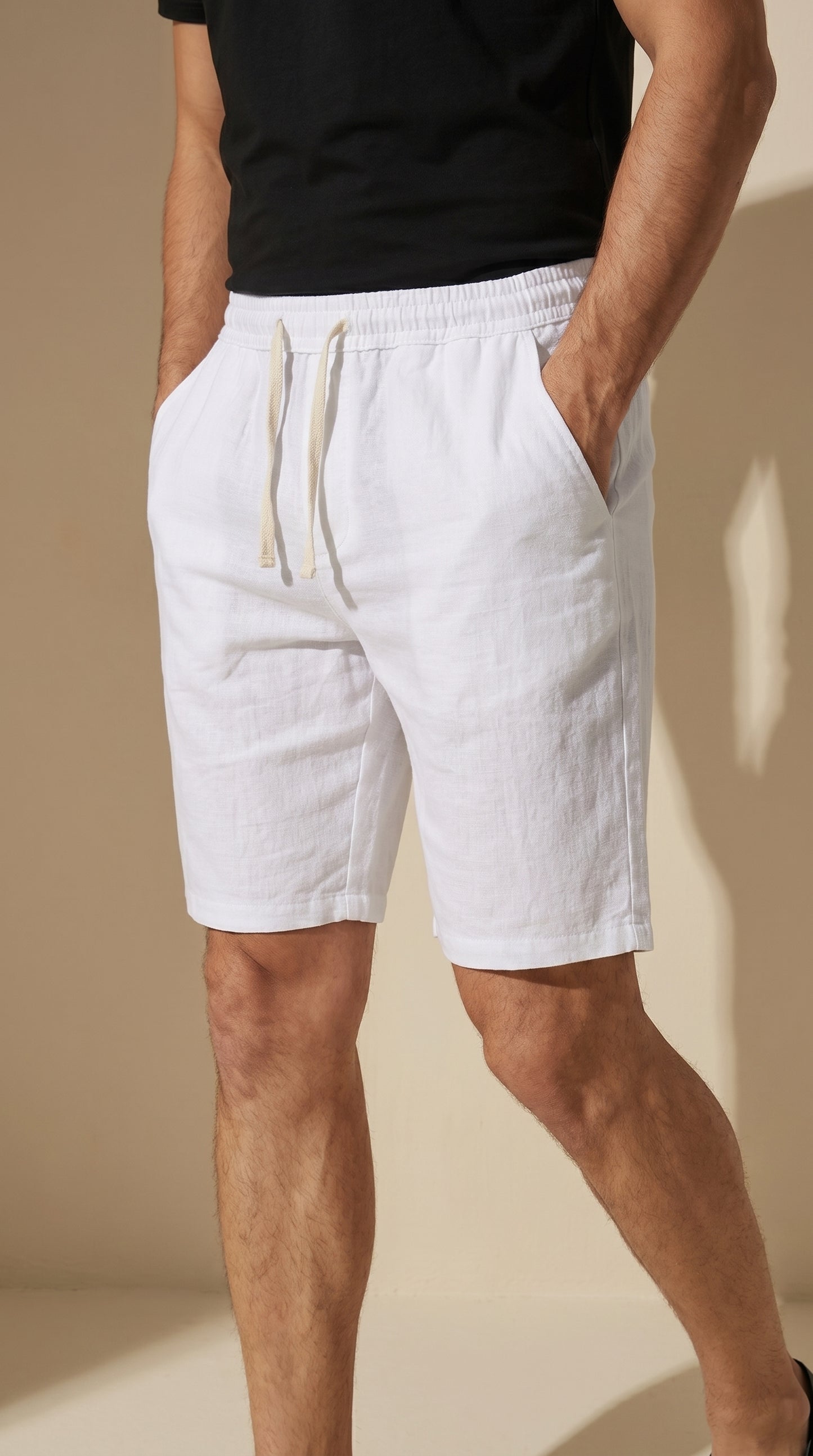 Bermuda de algodón blanca con cintura elástica y cordón, bolsillos laterales