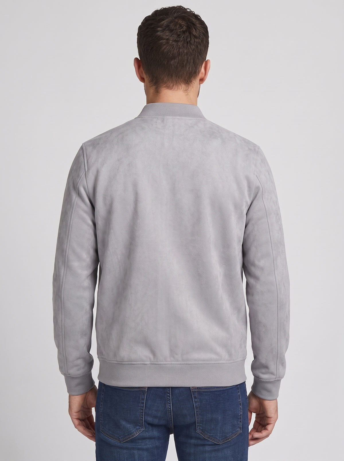 Cazadora efecto ante gris claro tipo bomber, con cuello alto y puños elásticos.