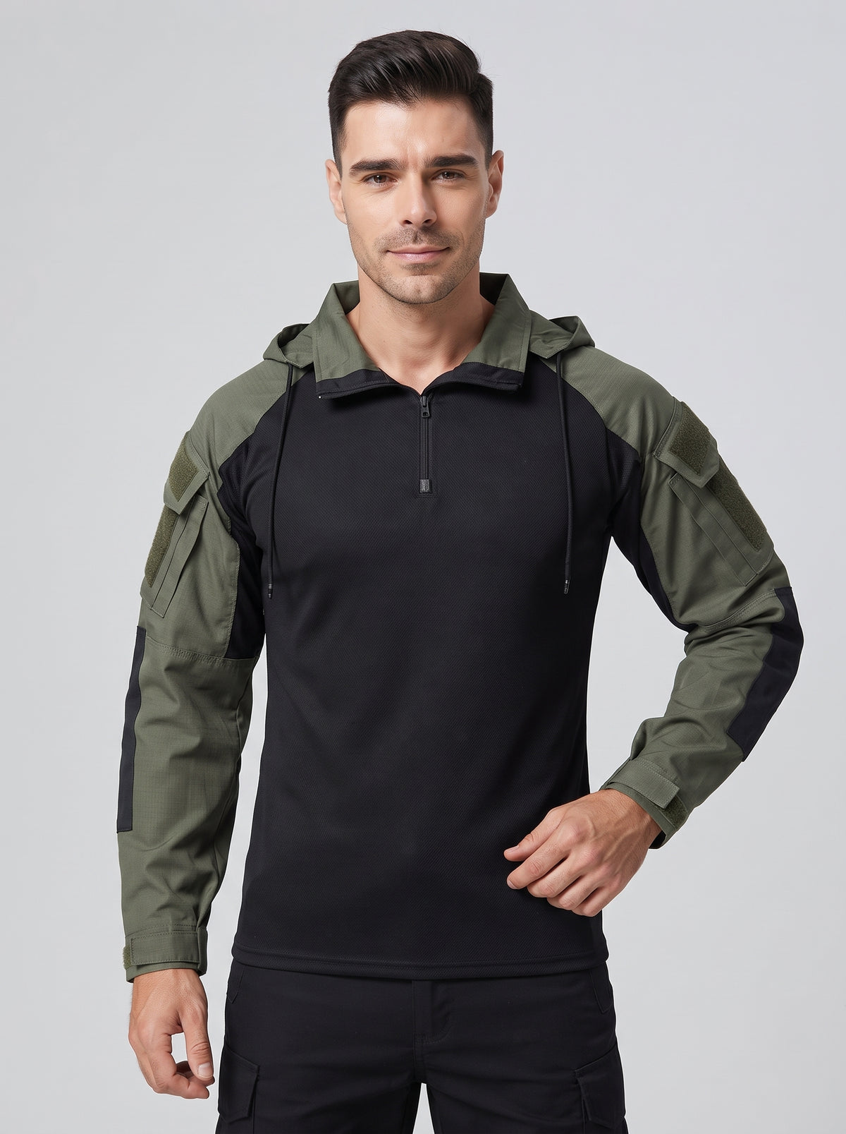 Camiseta táctica negra con capucha y cremallera, mangas verde oliva