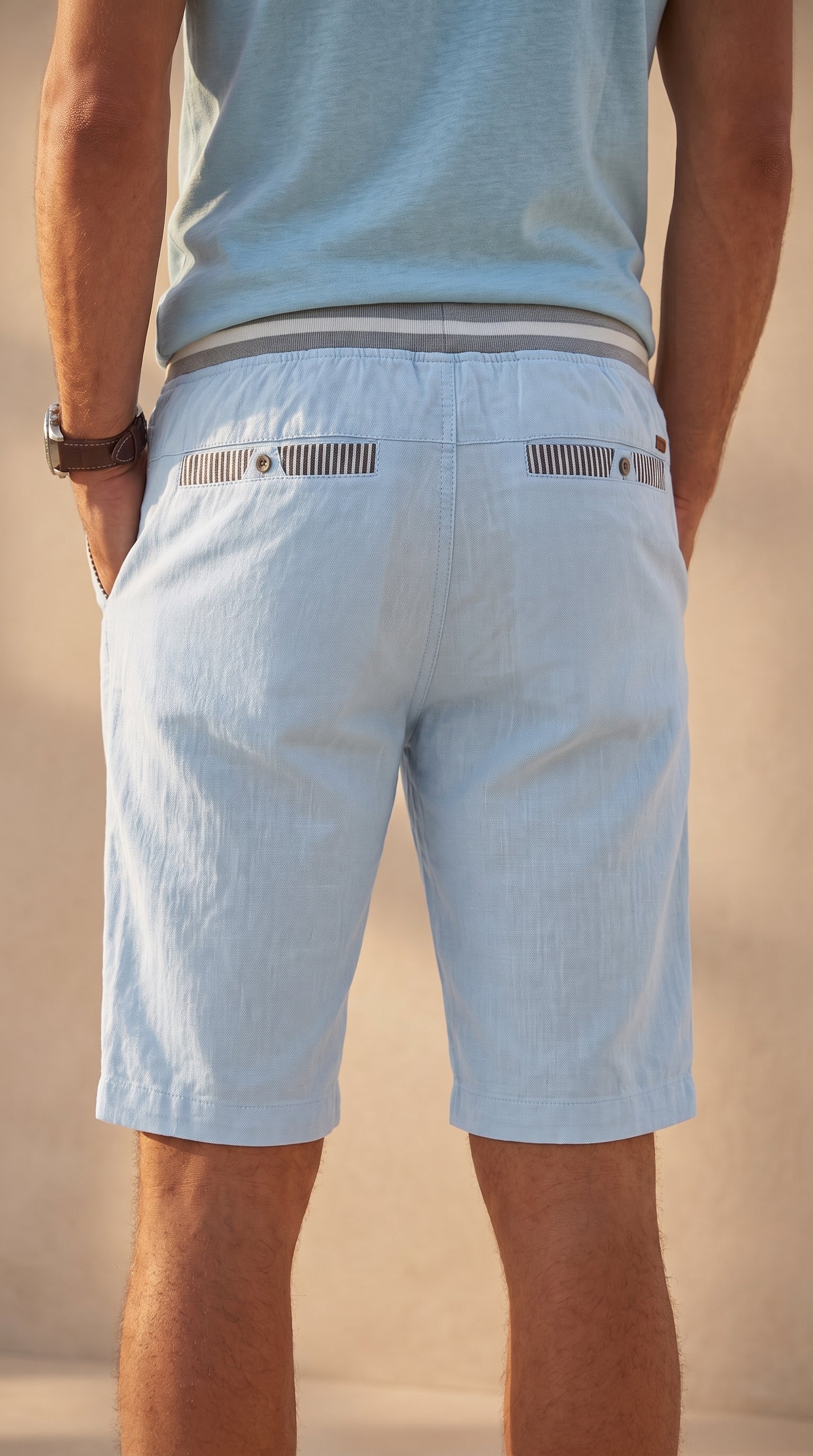 Pantalón corto de lino azul cielo con cordón ajustable y detalle de rayas en la pretina