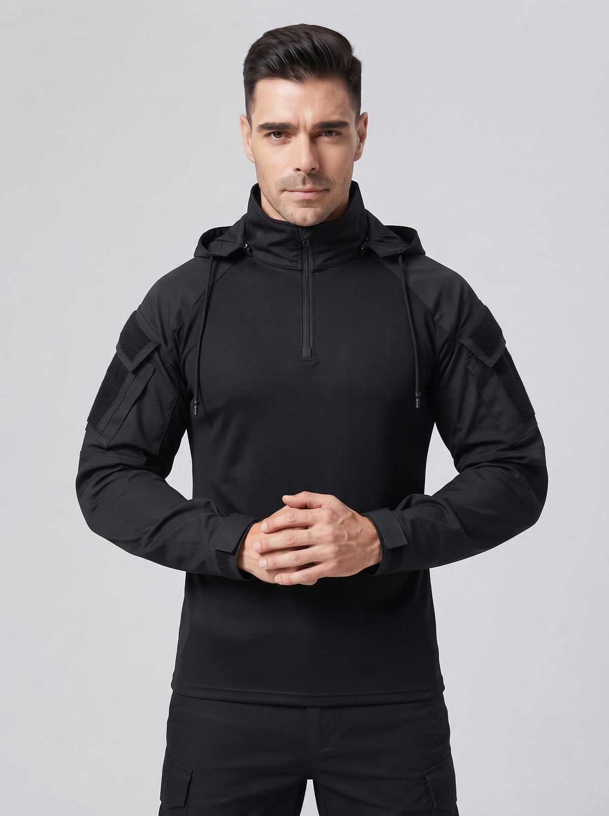 Camiseta táctica negra con capucha y cremallera frontal