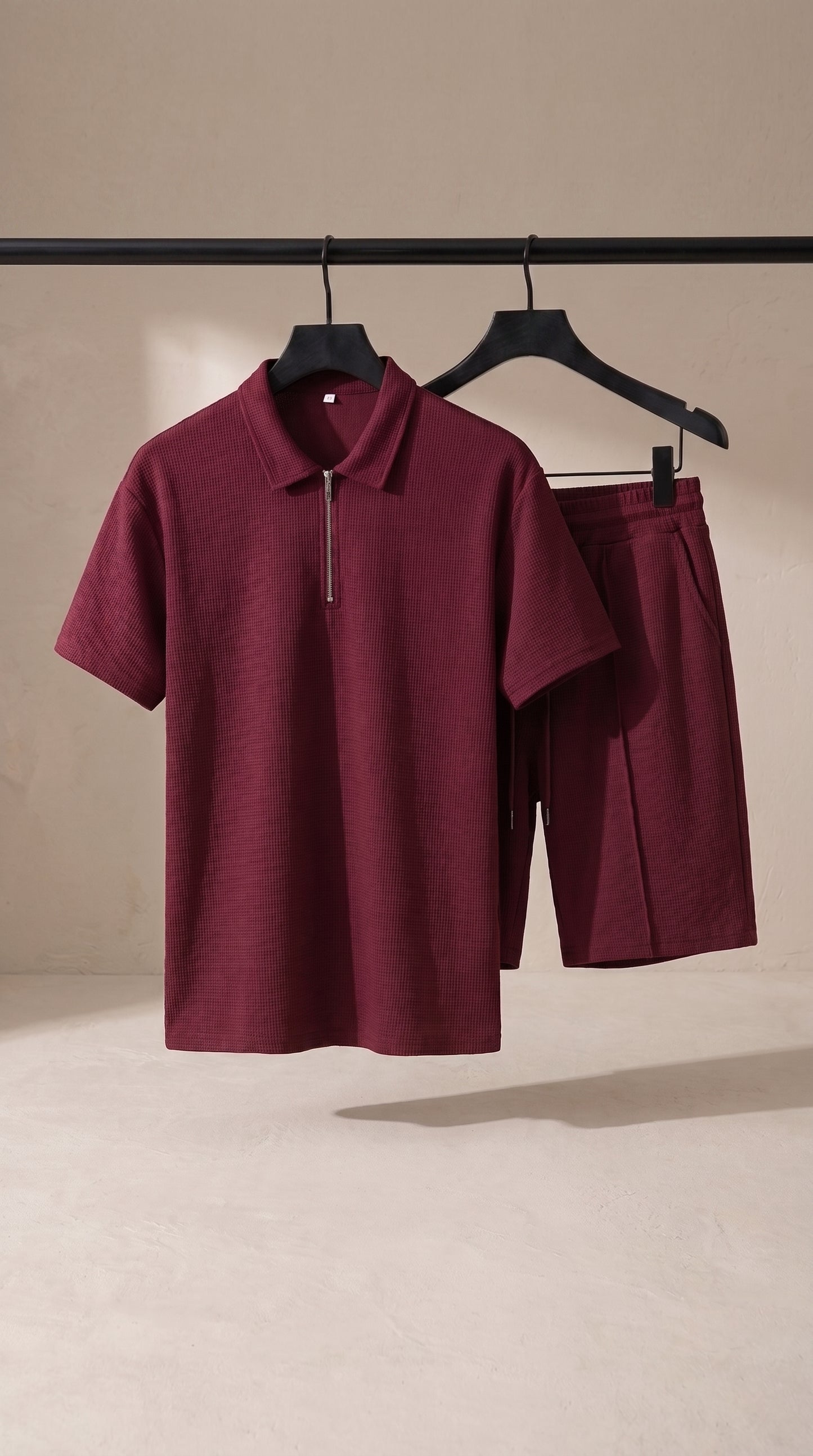 Conjunto regular fit burdeos: polo con cremallera y pantalón corto a juego