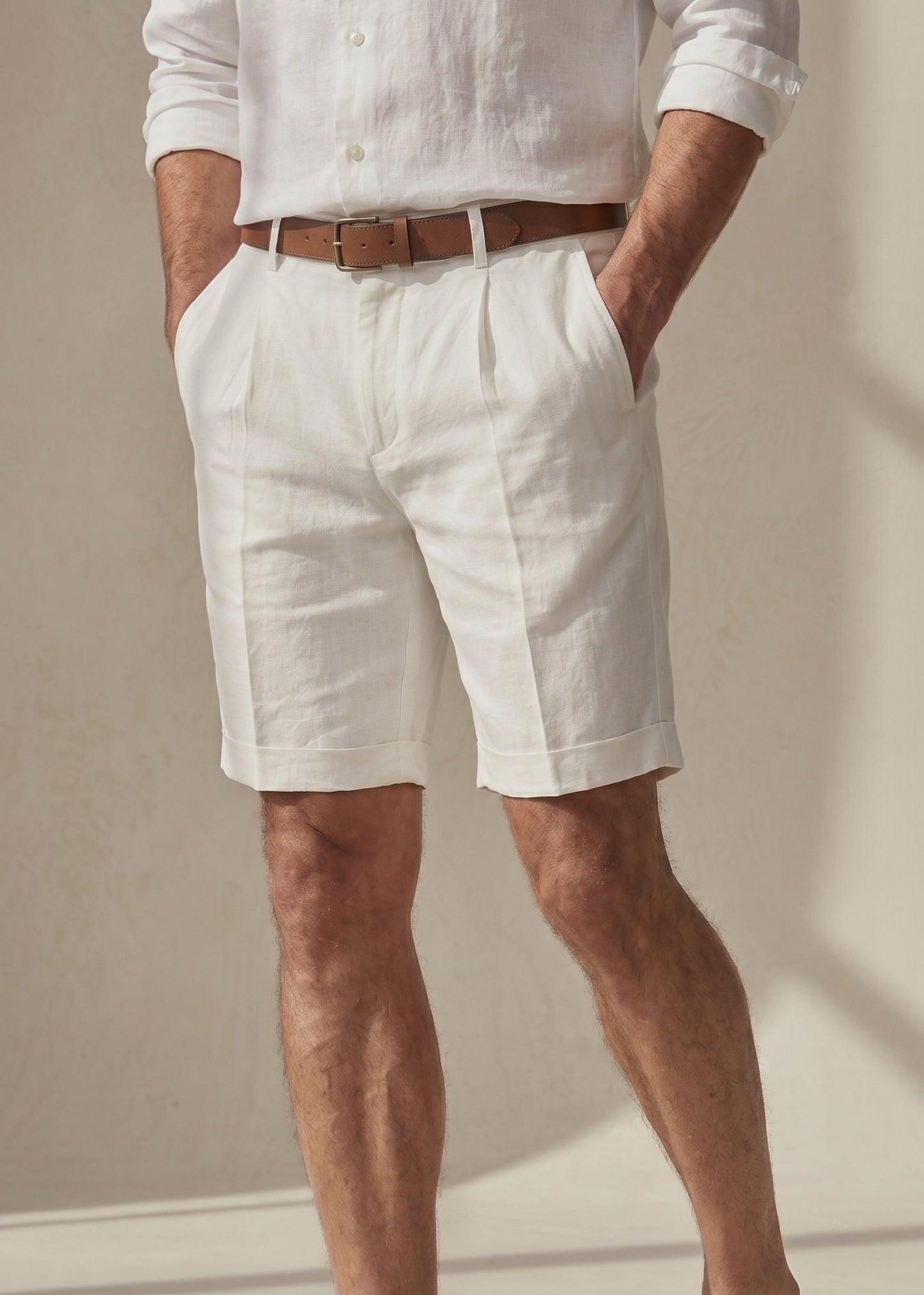Bermuda lino-algodón blanco regular fit con pinzas, cintura y bolsillos laterales