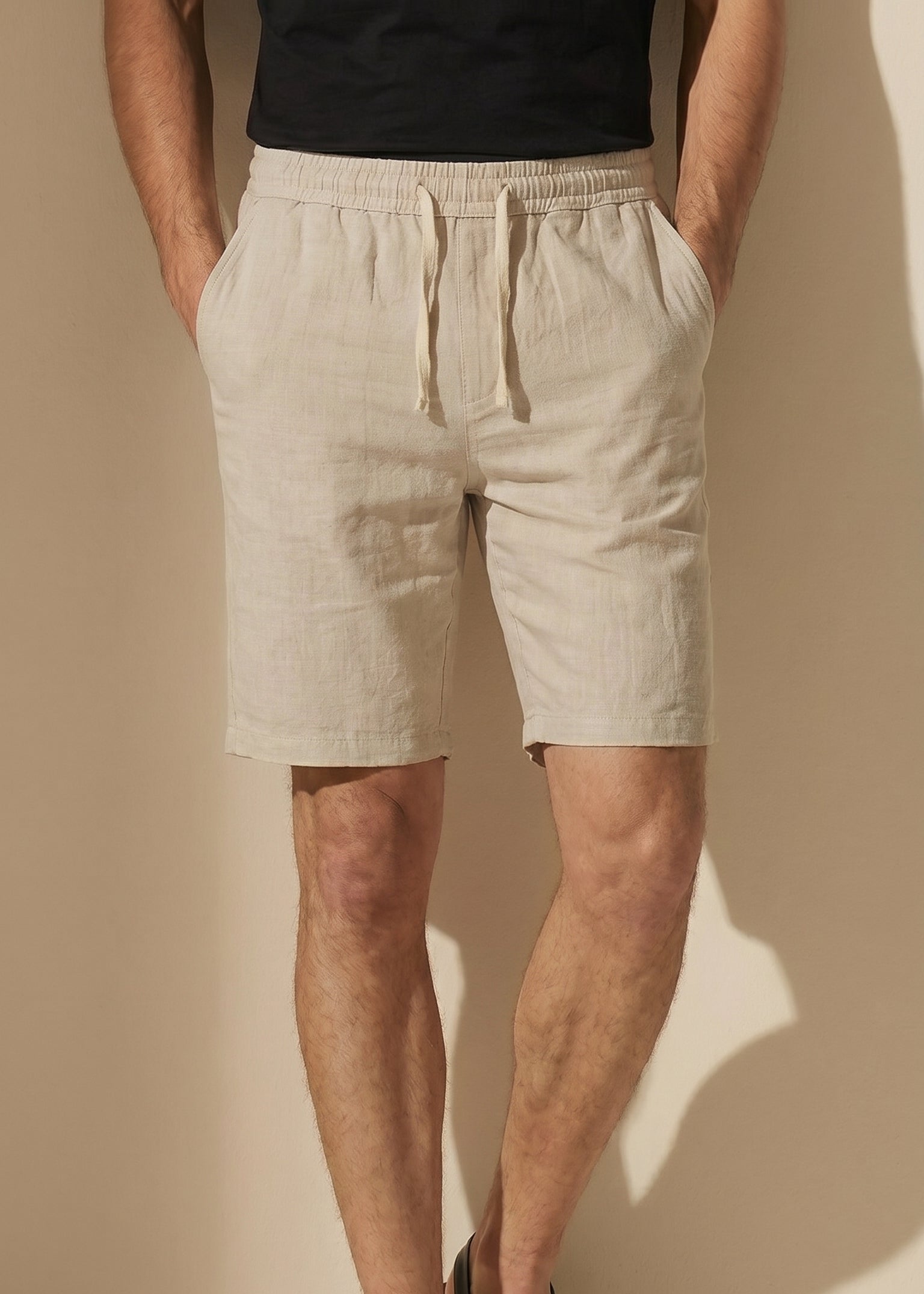 Bermuda de algodón beige con tiro elástico y cordón, bolsillos laterales