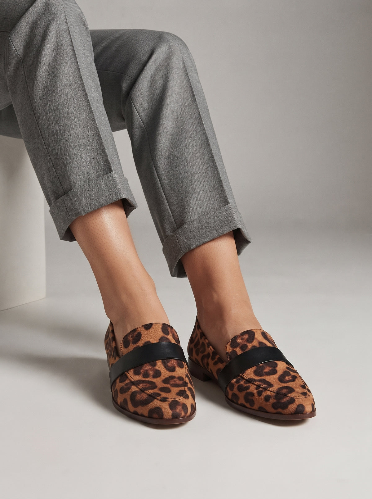 Mocasines ADRIANA efecto ante leopardo con tiras negras y suela de goma