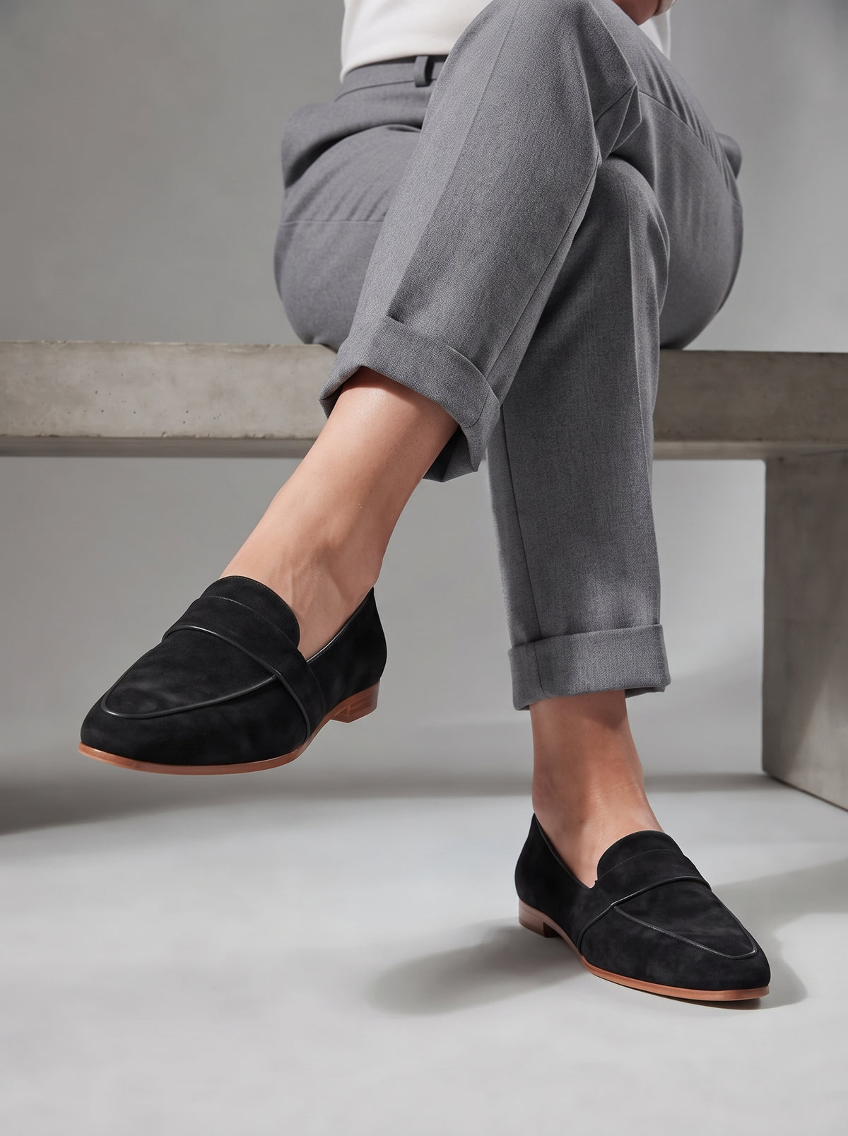 Mocasines ADRIANA efecto ante negros tipo mocasín con costuras y suela marrón